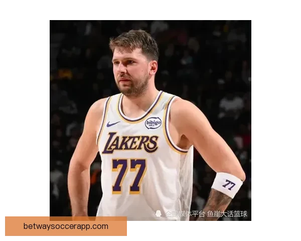 湖人硬碰联盟第一詹姆斯神情凝重东契奇轻松应战富保罗发声力挺老詹澄清质疑